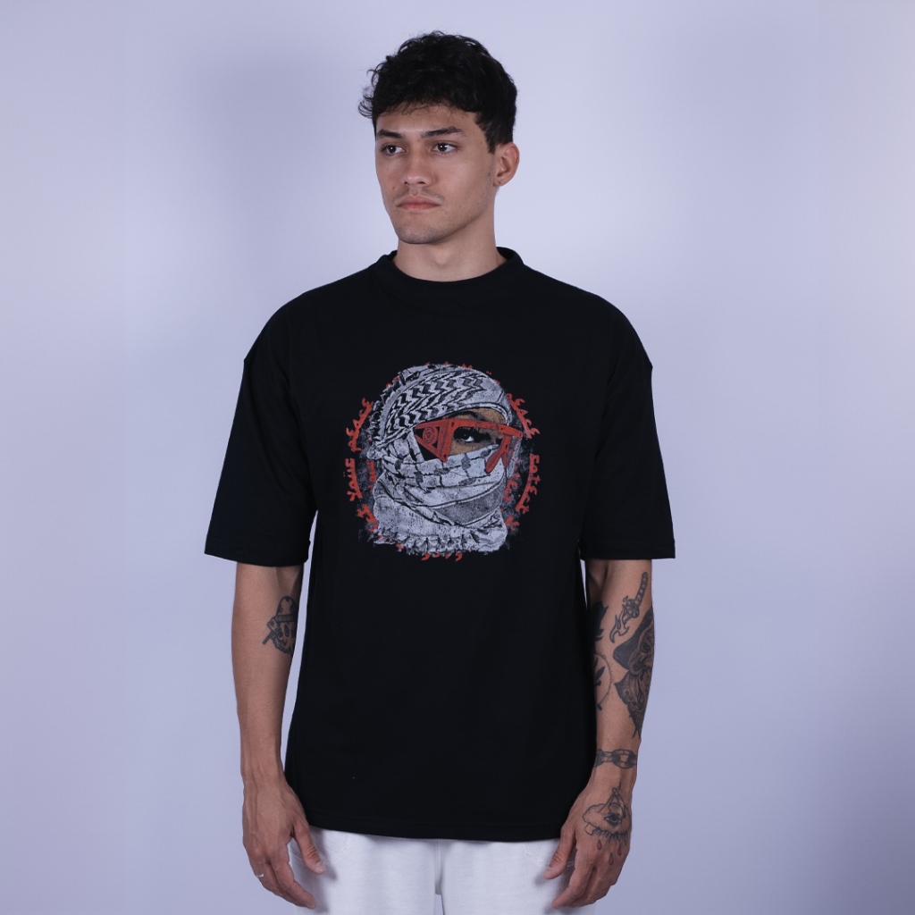 Camiseta OVERSIZED estampada Preta blusa camisa Streetwear em algodão 30.1 modelo Balaclava Oculos  Premium OVERSIZED