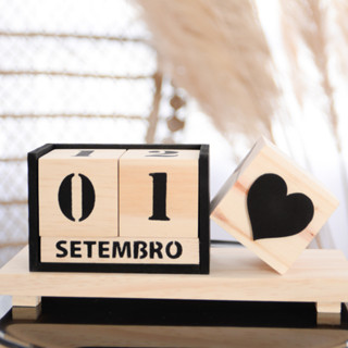 Kit Calendário Permanente de Mesa Preto + Bandeja de Madeira + Cubo Coração em Oferta na Shopee