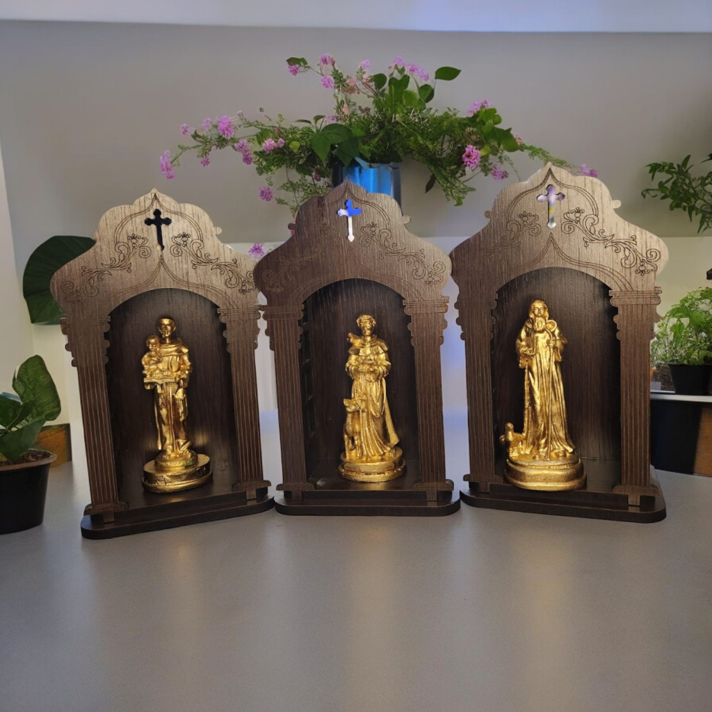 Imagem Religiosa resina com capela modelo dourado Santo São Francisco Antonio benedito expedito pedro paulo João Batista Padre PIo LAzaro Pereguino Longuinho Geraldo Judas Onofre Ivo Bento lucas cristovao domingos sebastiao Coração jesus Valor Unitário
