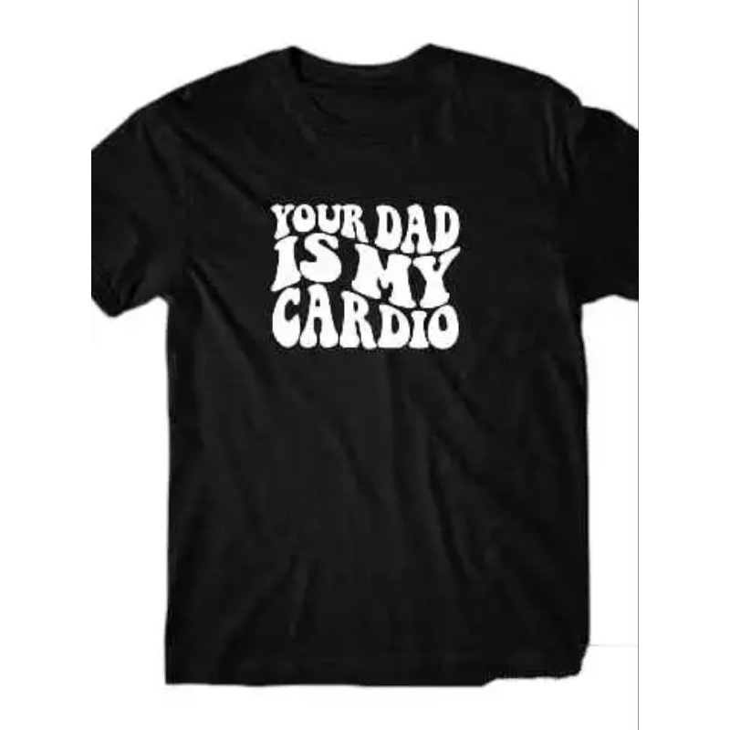 Camiseta Masculina Your Dad Is My Cardio (Seu Pai E Meu Cardio) Camisa Algodão Unissex Meme Humor Frases Engraçadas Academia Esporte Saúde Treino Blusa Casual Estampada Básica Tumblr Promoção Envio Rápido