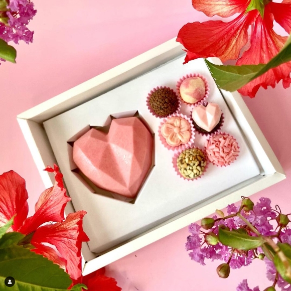 5 Caixas Coração de Chocolate 200g + 6 Doces 18x22,5x10 Presente de Dia dos Namorados Dia das Mães