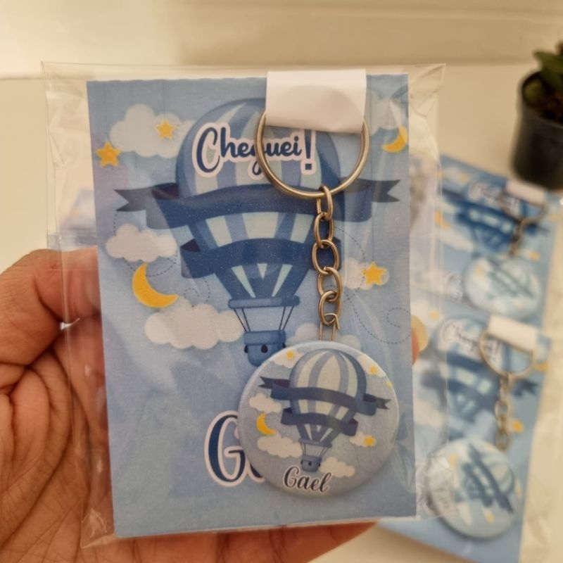 kit Lembrancinha Maternidade Balão e Nuvem Bloquinhos + Chaveiros Personalizados com Nome do Bebê