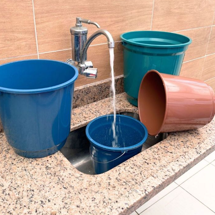 Kit De Lavanderia Com 3 Baldes Reforça e Alça De Ferro ( 06 ,10 e 15 Litros)