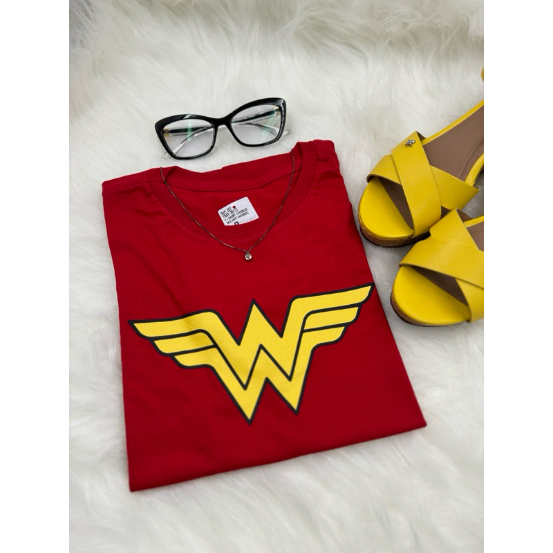 T-SHIRT SIMBOLO MULHER MARAVILHA - VERMELHO RUBI (ENVIO IMEDIATO)