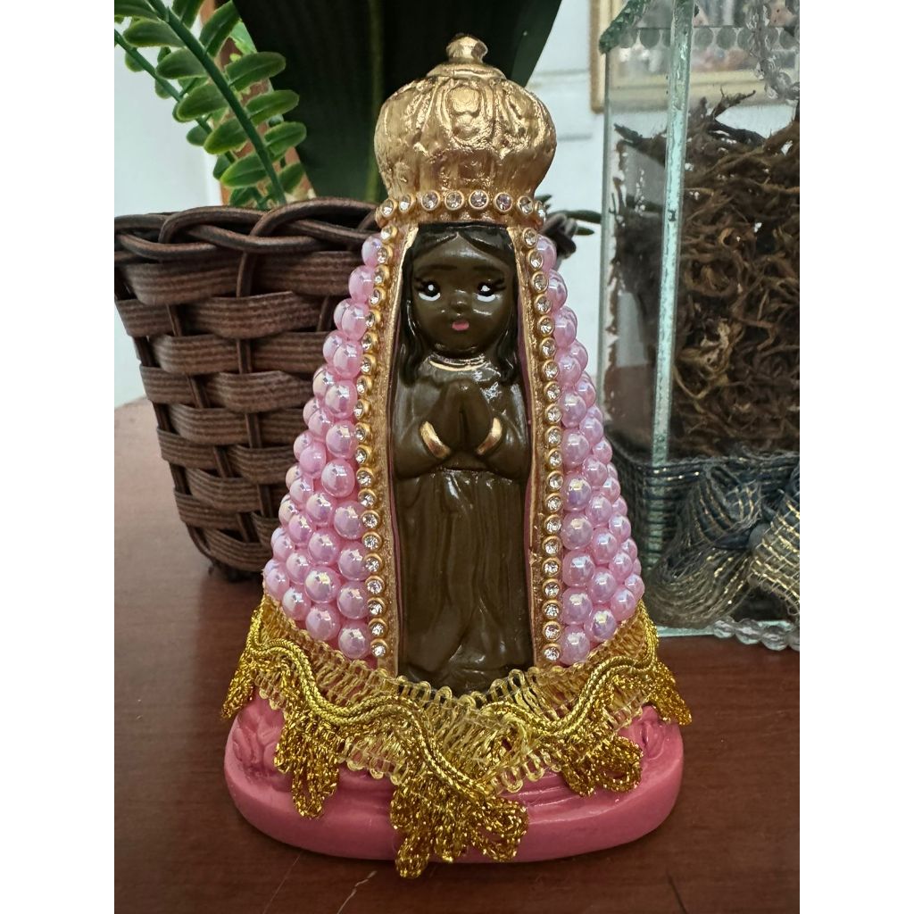 Imagem Nossa Senhora Aparecida baby 14cm com pérola ROSA e a parte central branco pérola. Preço promocional.