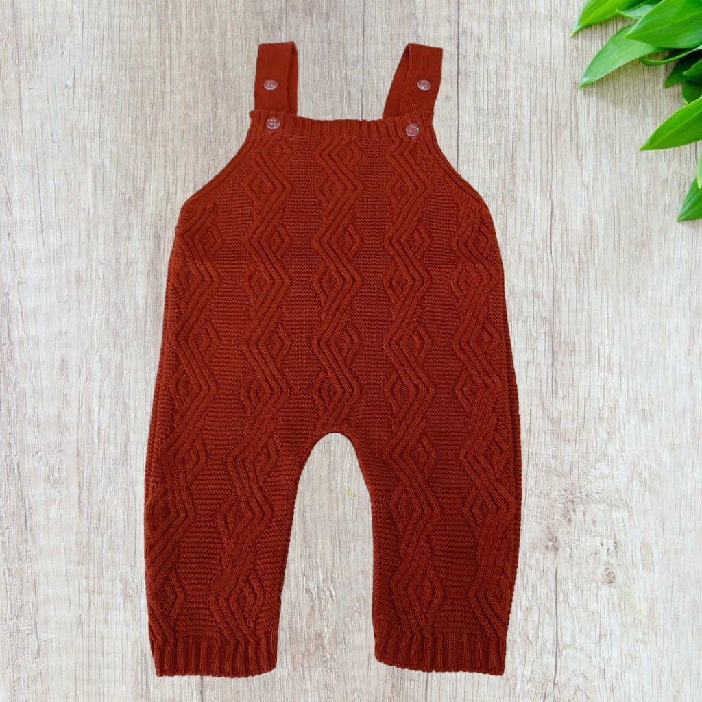 JARDINEIRA MACACÃO LONGO DE TRICOT TRABALHADO PARA MENINO ARNALDO COR FERRUGEM