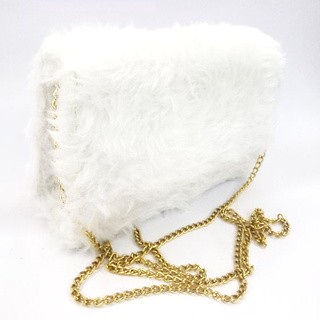 Bolsa feminina de pelucia branca, com alça correntada tamanho 10x16