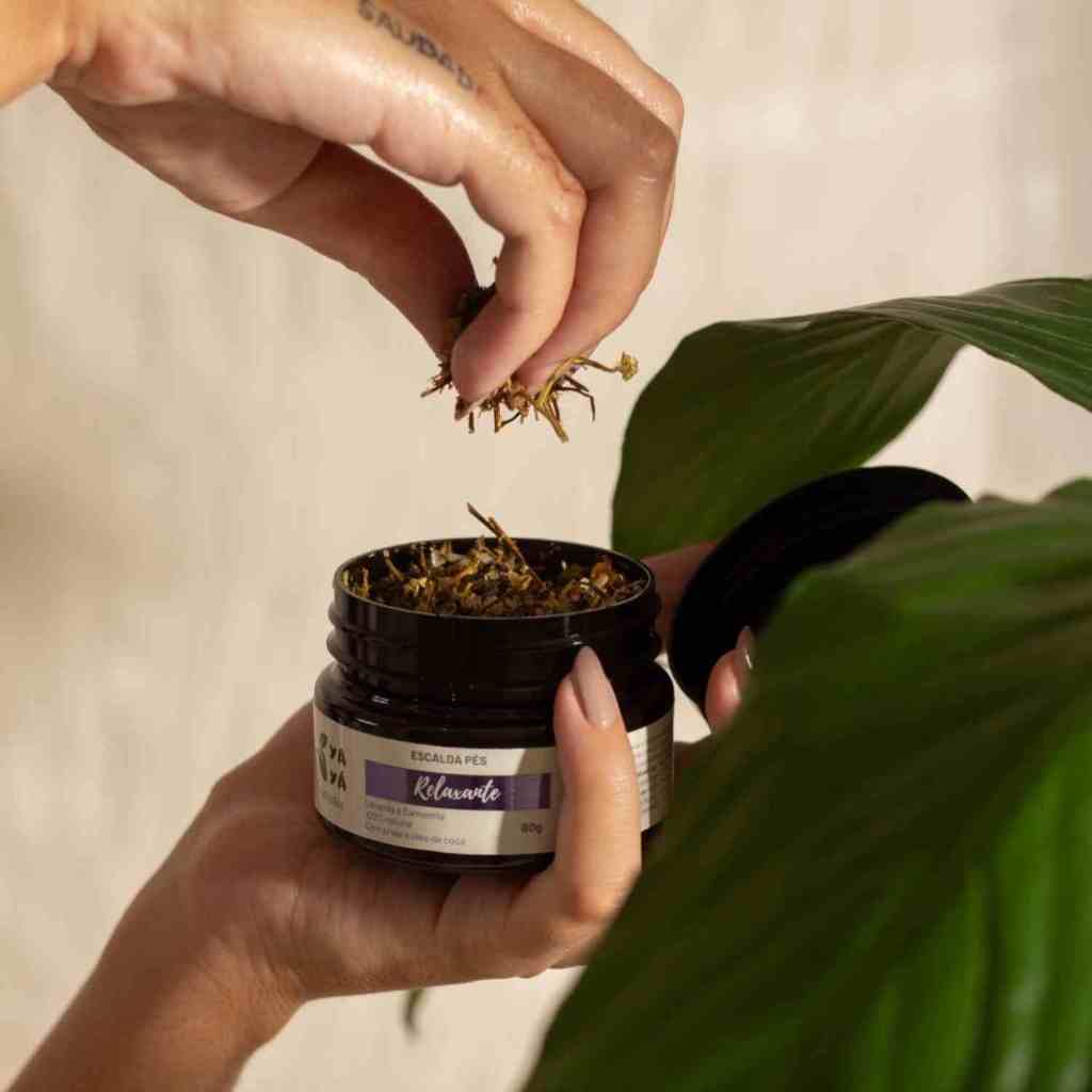 Escalda Pés Relaxante 100% natural - Sais, Lavanda, Camomila e Óleo de Coco Yayá Natural 80g em Oferta na Shopee
