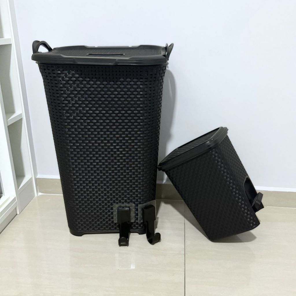 Jogo De Quarto e Banheiro; Cesto 50 Litros Basculado Estilo Rattan, Lixeira 07 Litros Com Pedal e 02 Ganchos Multiuso