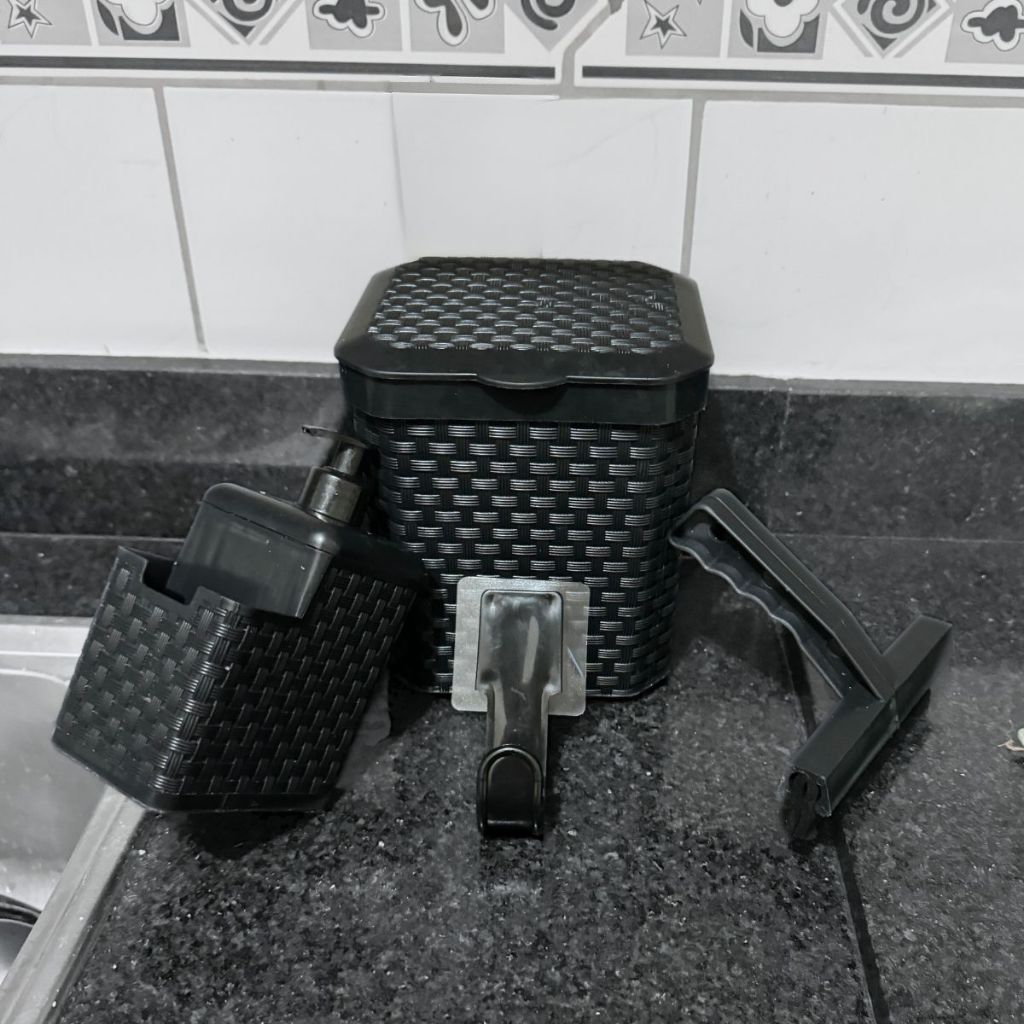 Jogo De Pia; Lixeira Rattan 05 Litros Com Tampa, Porta Detergente Com Porta Esponja Rodinho De Pia e Suporte Multiuso Com Cola e Fácil Instalação