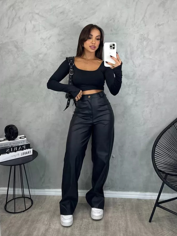 Calça Wide Leg Feminina Cintura Alta Couro Fake Preta Pantalona Retrô Moda Gringa Blogueira Balada