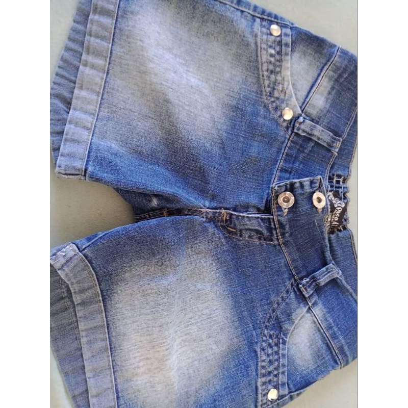 Lote com 100 peças de roupa para brechó , shorts jeans, saía, vestido e blusa .Em perfeito estado de conservação