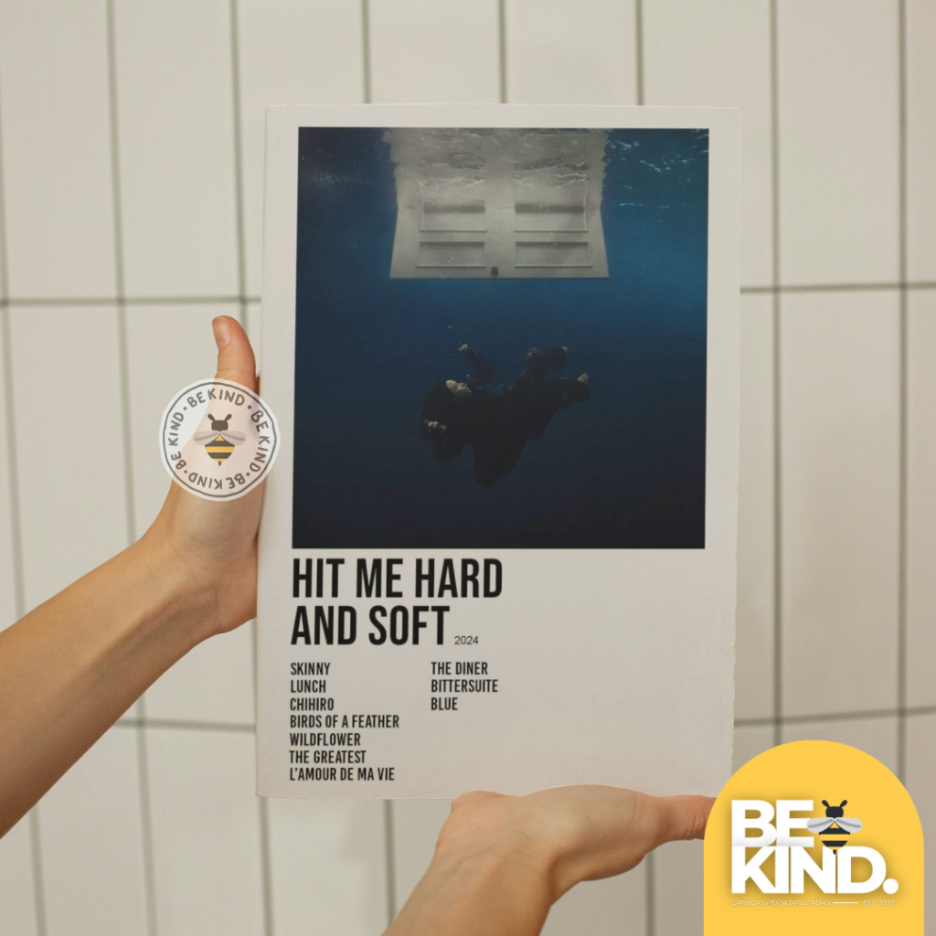 Placa Decorativa em MDF Album Polaroid Poster (Billie Eilish, Ariana Grande, Beyoncé, Sabrina Carpenter...) | be kind.