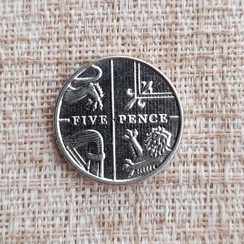 Moeda Reino Unido 5 pence 2015 - parte do escudo