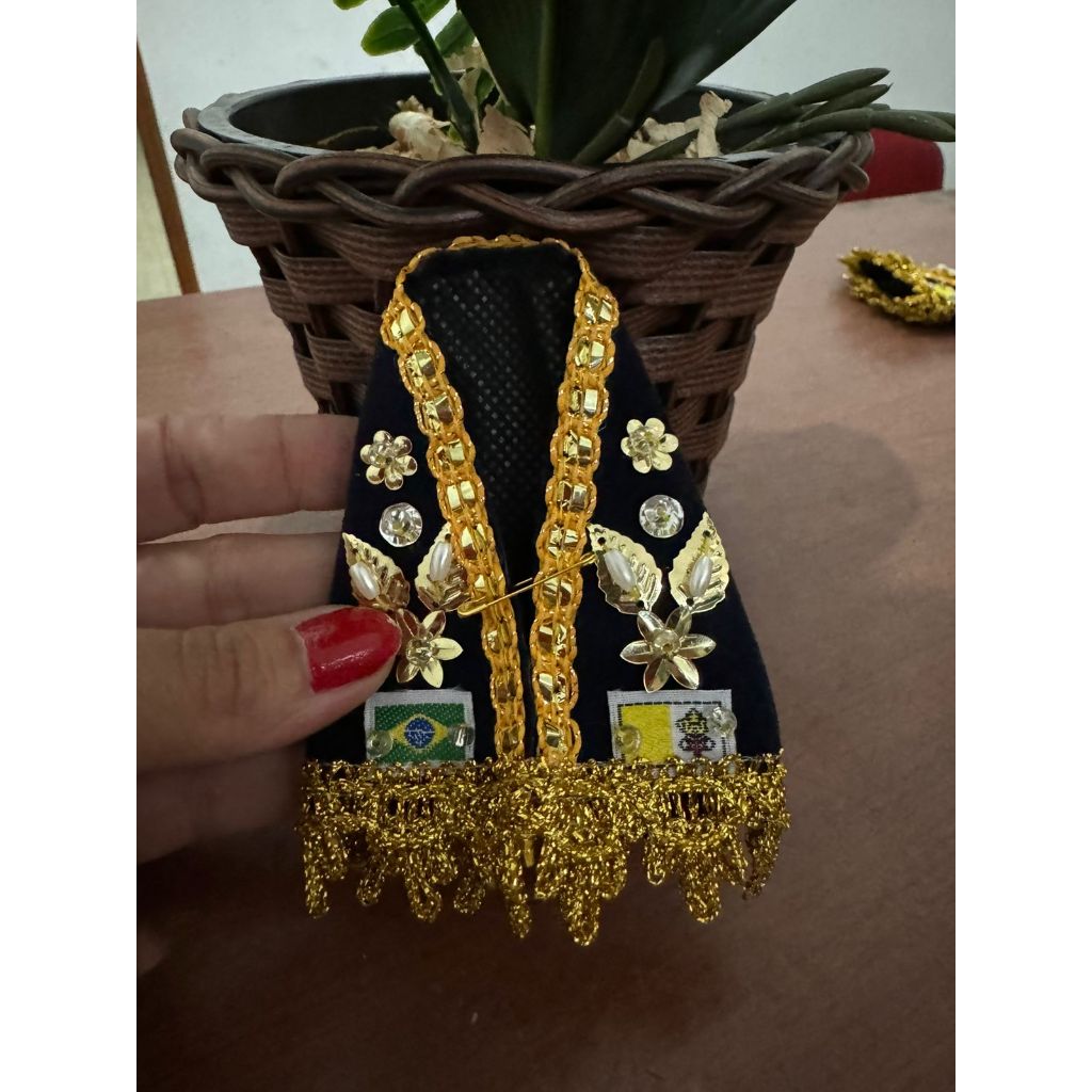 kit com 10 mantos de veludo para imagem de 10cm de Nossa Senhora Aparecida, bordados a mão e decorados com a bandeira do Brasil e Vaticano