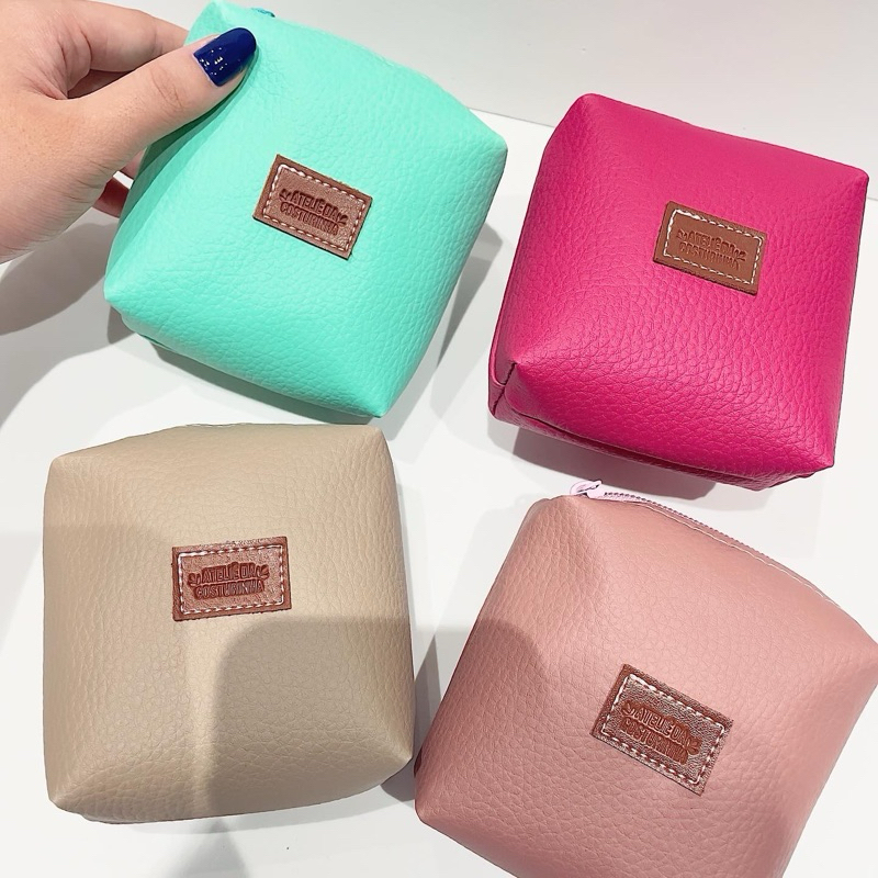 Mini necessaire porta absorvente/ carregador de celular e fone de ouvido.