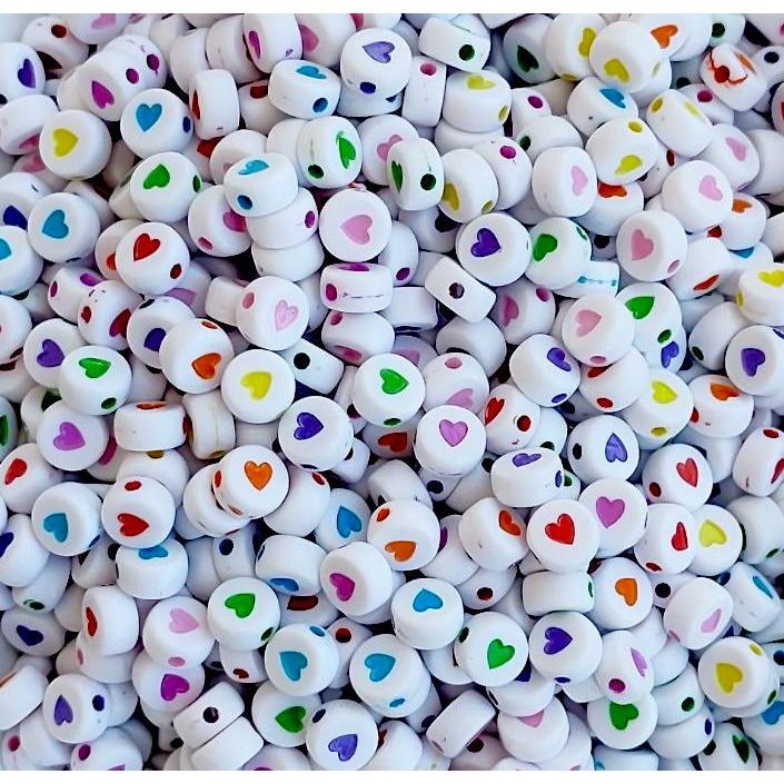 Miçanga redonda com Coração colorido - aprox 400 unid - 50 g em Oferta na Shopee