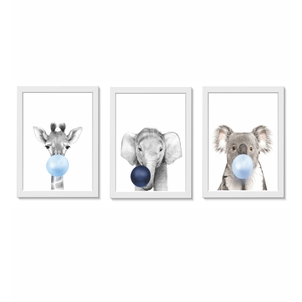 Kit 3 Quadros Decorativos Girafa Elefante Coala mascando chiclete azul para Quarto de Bebê, berçario ou creche. Moldura de madeira com vidro na cor branca. Tamanho de cada quadro:32x23cm