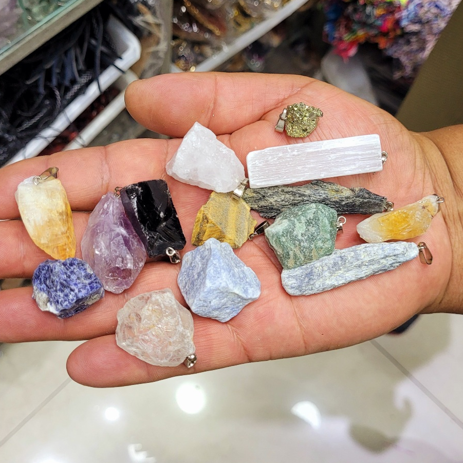 kit 12 pingente de pedra ametista, selenita, turmalina, pirita e outros em Oferta na Shopee