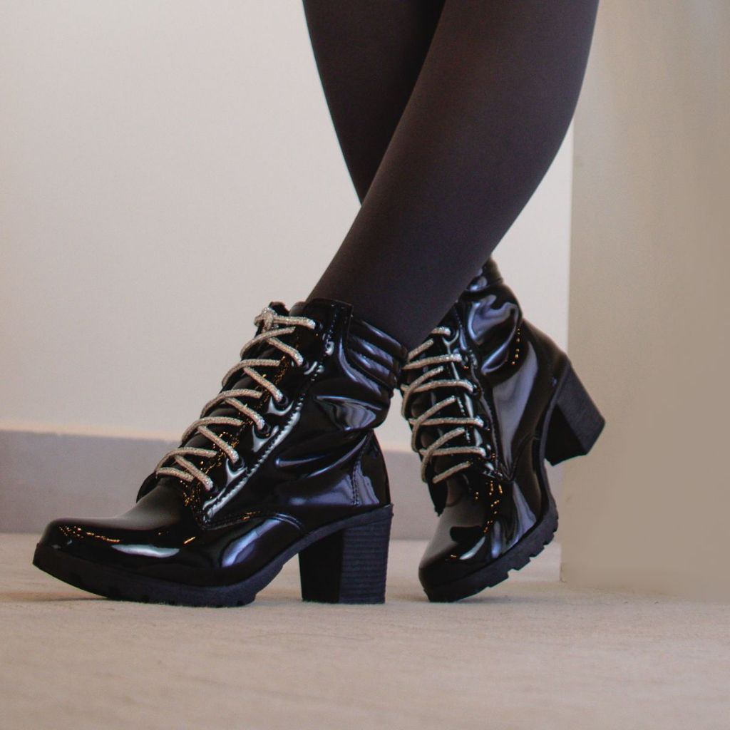 Bota Feminina Coturno Salto Grosso Médio Tratorado Preto Verniz Cadarço Brilho Cristal Yzzamelo