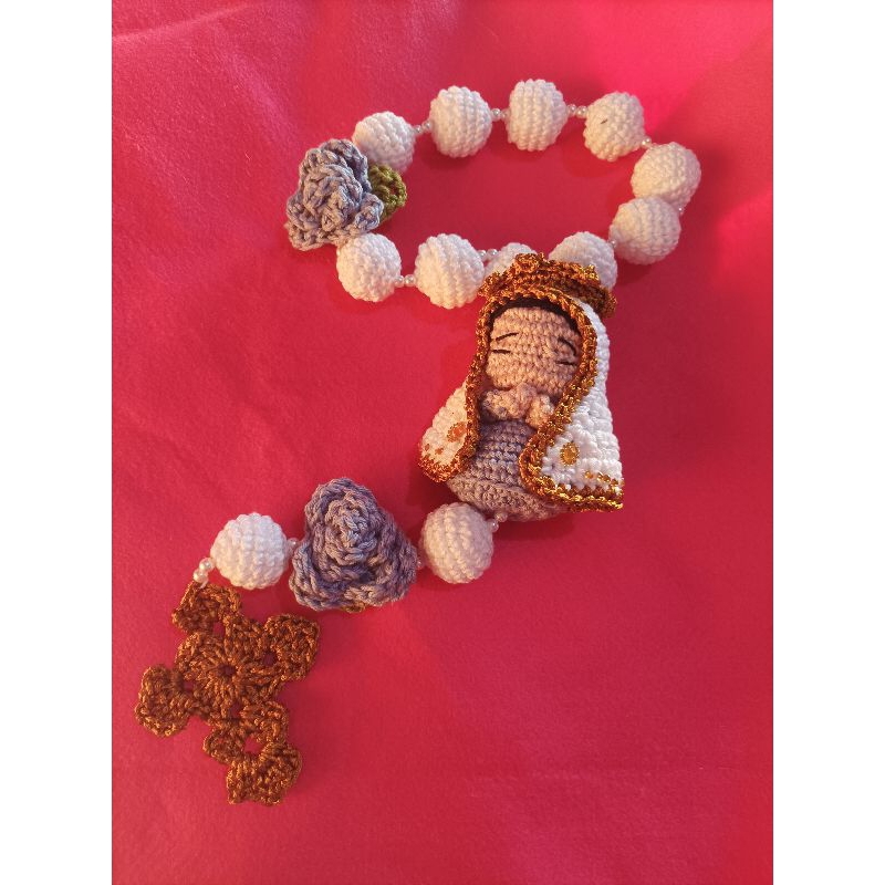 terço decorativo mãezinha do céu amigurumi