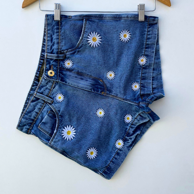 Short jeans feminino cintura alta bordado margarida em Oferta na Shopee