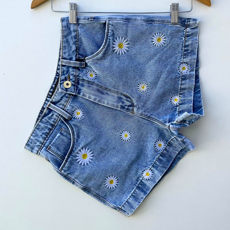 Short jeans feminino cintura alta bordado margarida