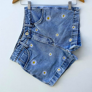 Short jeans feminino cintura alta bordado margarida em Oferta na Shopee