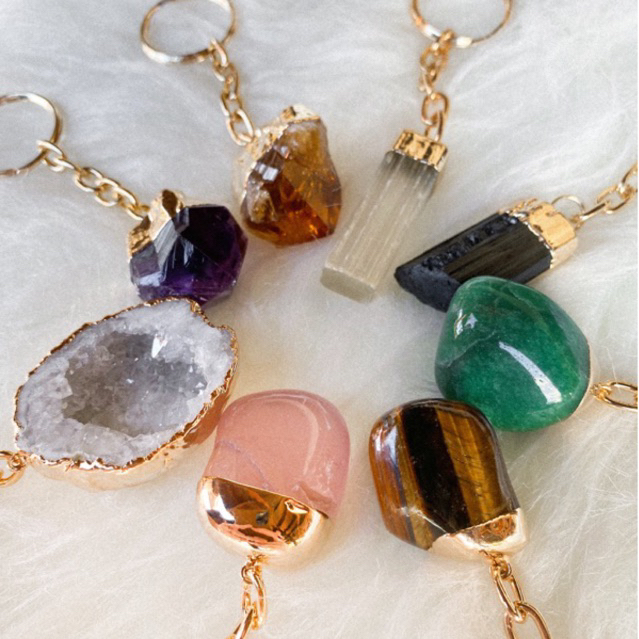 Chaveiro de Pedra Bruta Rolada Natural com Banho de Ouro 24k