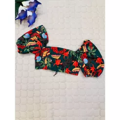 Cropped feminina estilosa de manga curta com estampa multicolorido simples casual