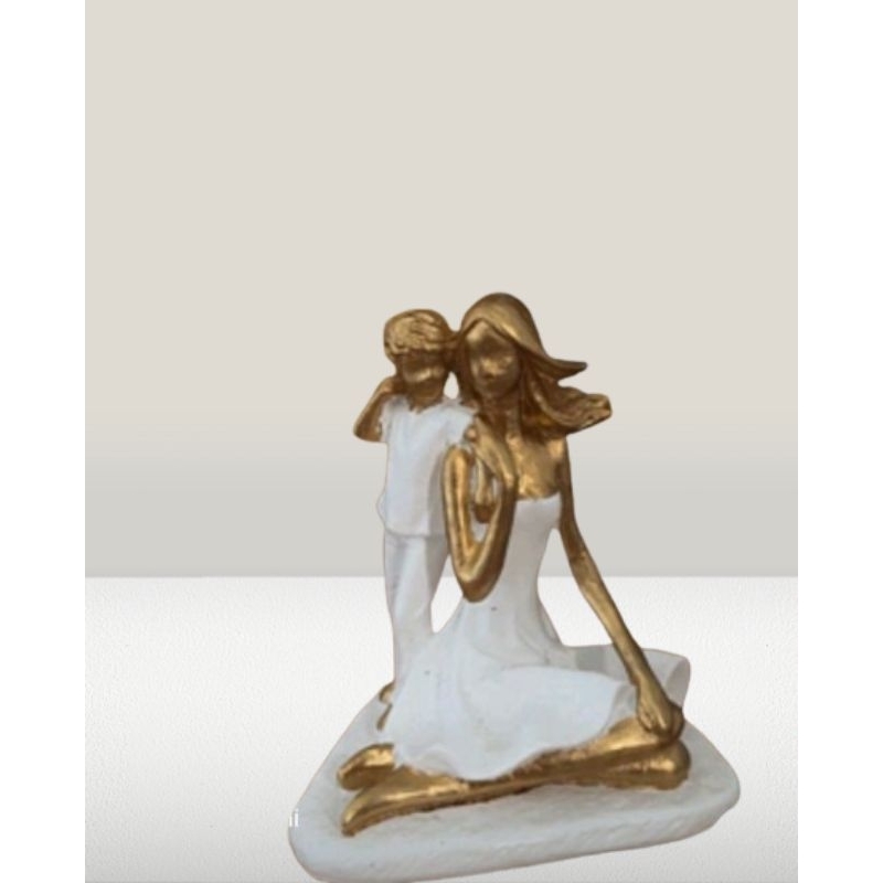 mãe com filho sentado decoração sala escritório rack decoração decor presente dourado e branco