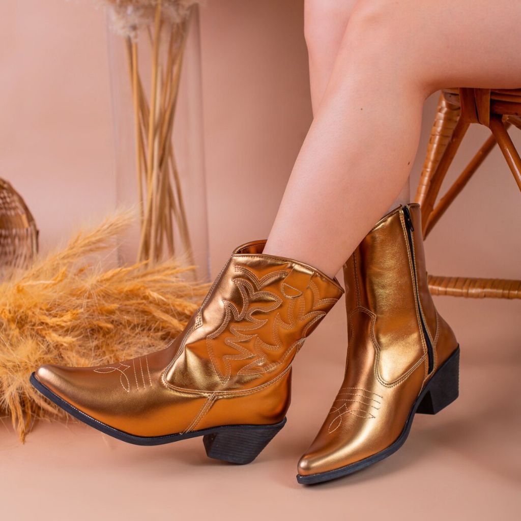 Detalhes do Bota Texana Country Bico Fino Salto Baixo Cano Médio Curto Coturno Metalizado Moda Blogueira