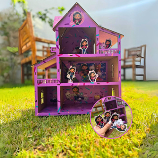 Casa Boneca Temática Gabby Casa Magica Adesivada 43x33cm – Acompanha Totem em Oferta na Shopee