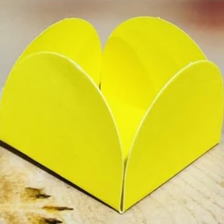 KIT Forminhas Amarelo Vivo Para Doces 4 Pétalas MÉDIA 3,3X3,3X2,2 10.3 (Nc Toys Simples)