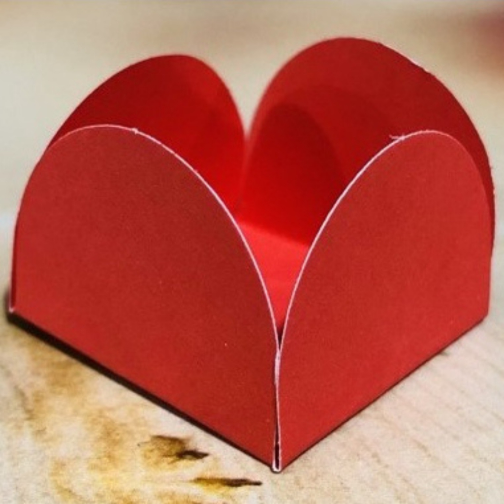 50~450 Forminhas Vermelha Para Doces 4 Pétalas MÉDIA 3,3X3,3X2,2  10.4 (Nc Toys Simples) em Oferta na Shopee