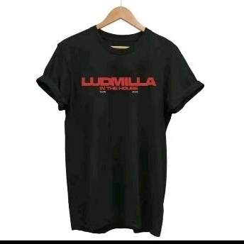 Baby Look Ludimilla Camisa Feminina Algodão T-shirt Nome Cantora Funk Samba Pagode Show Rio Rock Blusa Estampada Casual Preto Básica Tumblr Promoção Envio Rápido Turnê Fã Clube Logo Vermelho Ludi Brasil Mundo
