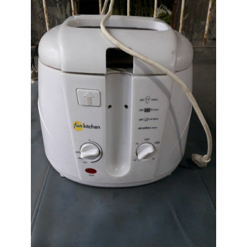 Fritadeira fun kitchen 2,5 litros 220v ( Não liga) para peças sucata