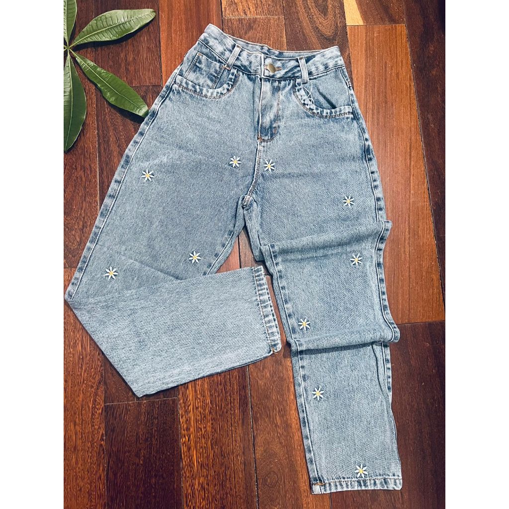 Calça moon jeans feminina bordad com detalhes de flores margaridas