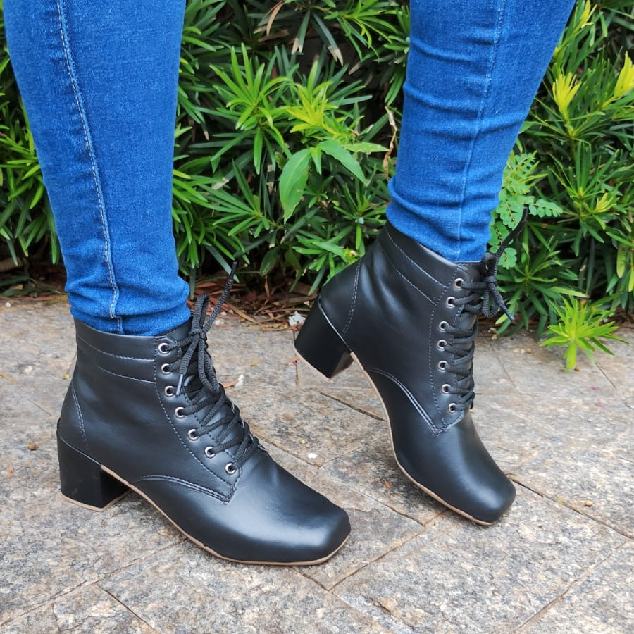 Coturno Cano Médio Bota com Salto Quadrado e Sola antiderrapante