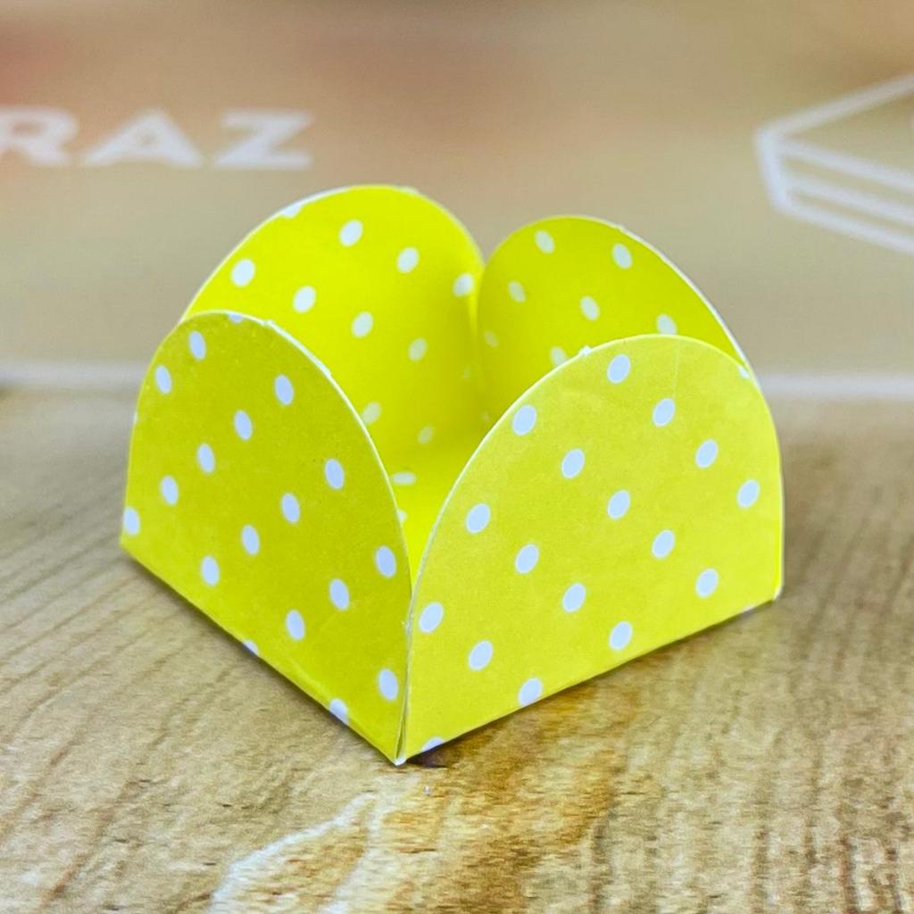 50~450 Forminhas Poá Amarelo/Branco Para Doces 4 Pétalas 3,3X3,3X2,2  10.16 (Nc Toys Simples) em Oferta na Shopee