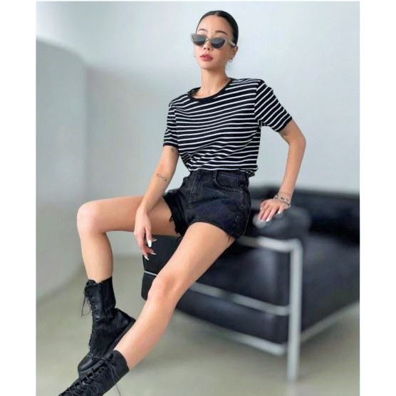 Blusa T-shirt Feminina listra listrada Moda Blogueira Premium Luxo com listras Branca e Preta - Patricinha