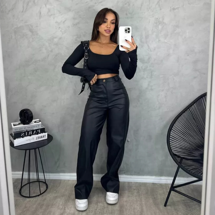 Calça Wide Leg Feminina Cintura Alta Couro Fake Preta Pantalona Retrô Moda Gringa Blogueira Balada