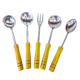 Concha em alumínio batido com cabo de madeira 33 cm de comprimento em Oferta na Shopee