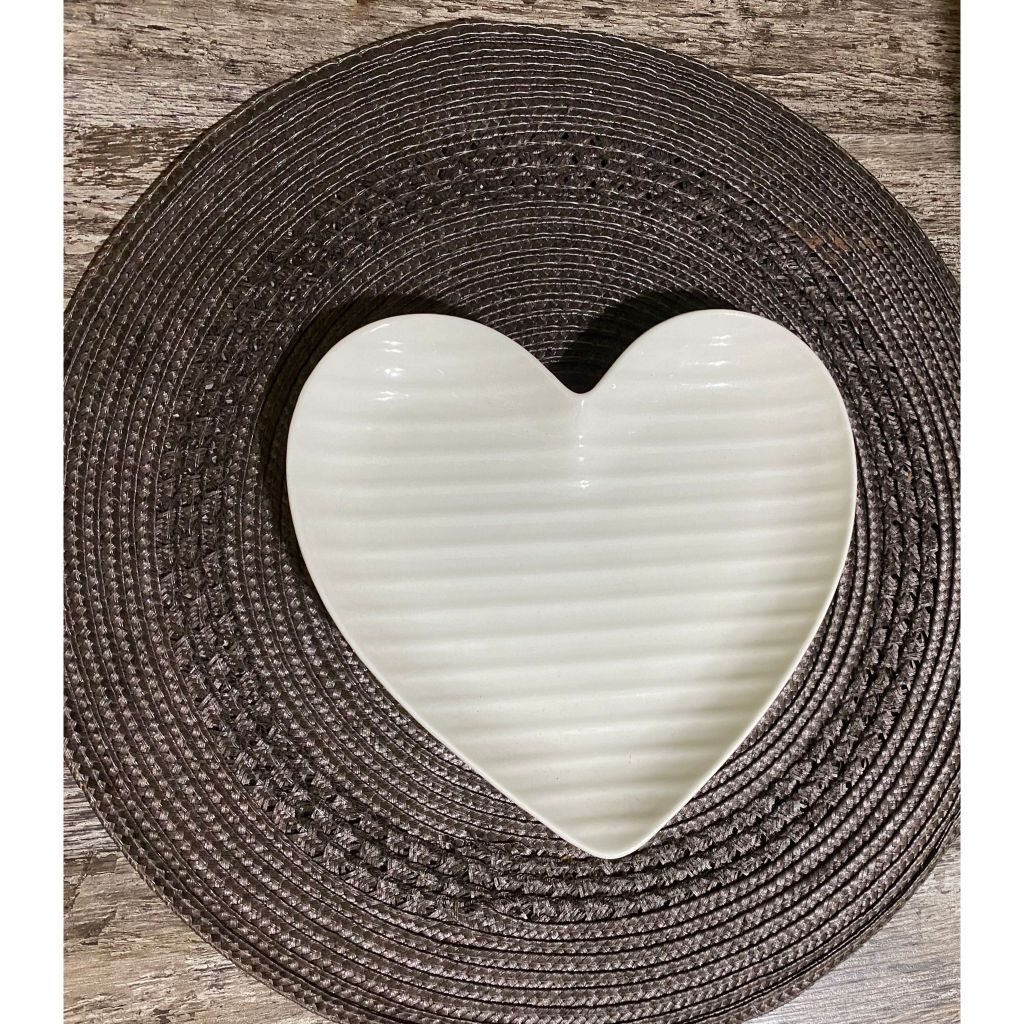 Prato de cerâmica, formato de coração, médio, na cor branca