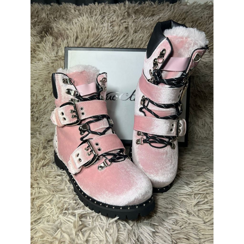 Bota Coturno Forrada de Veludo Cano Médio com Fivelas Sola Antiderrapante Fashion