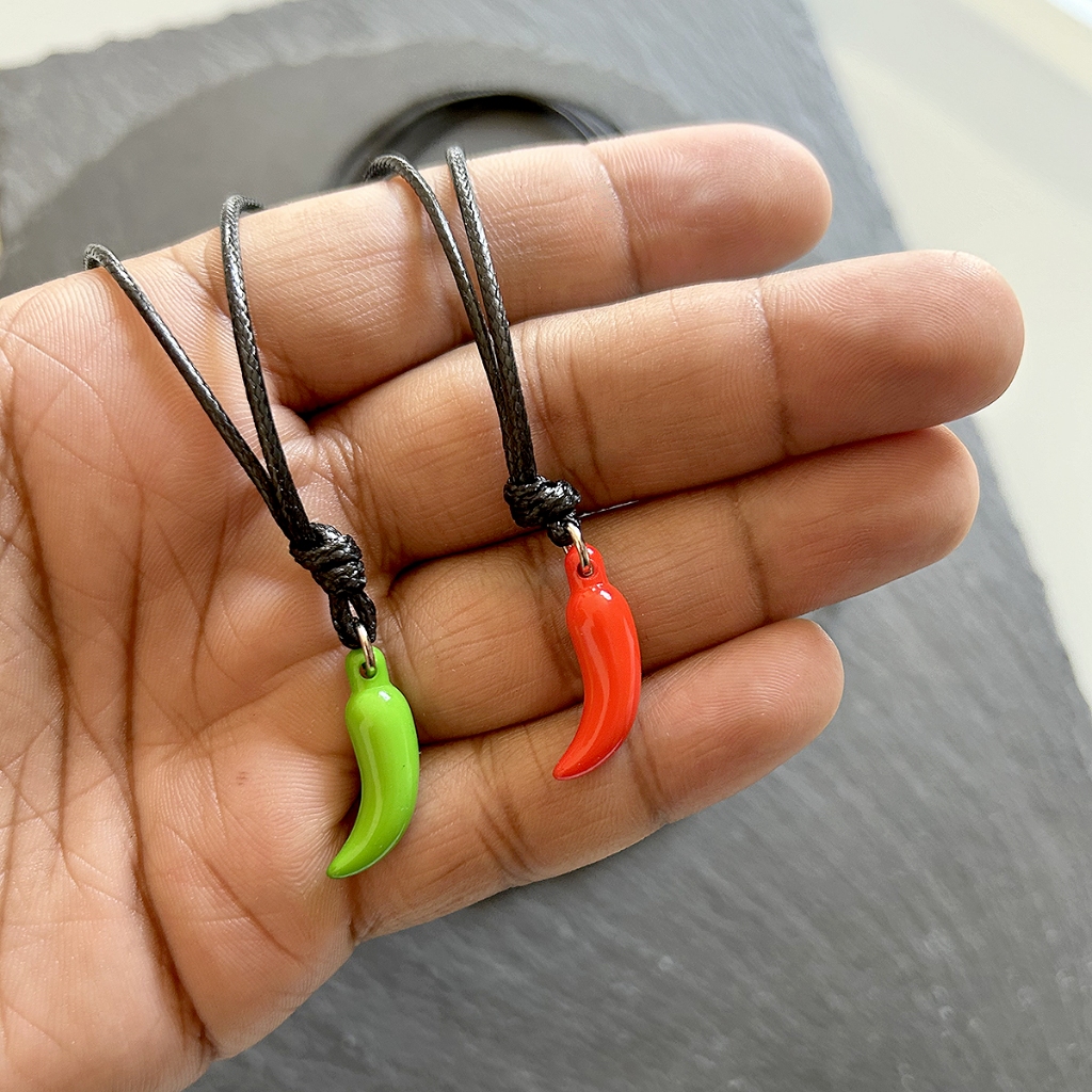 Colar Contra Mal Olhado Inveja Pingente Pimenta Vermelha / Verde Proteção Amuleto Tamanho Ajustável Fio Encerado — imagem 2 de 2