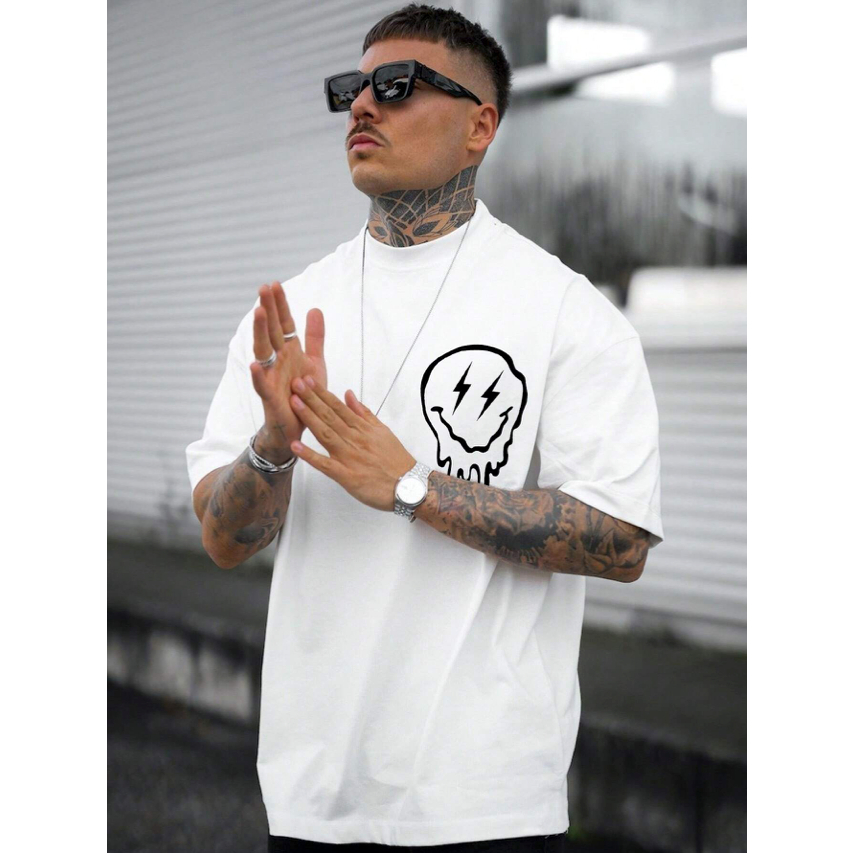 Camiseta Oversized Smile Derretido Estampada Emoji Blusa Caimento no Ombro