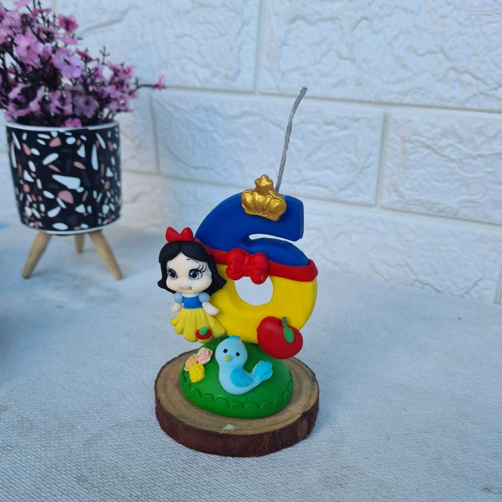 Vela Em Biscuit Branca De Neve Com Boneca