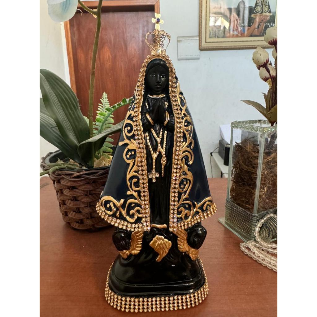 Imagem de Nossa Senhora Aparecida com coroa de metal em 25cm. Pintada com tinta automotiva, resistente ao desbotamento