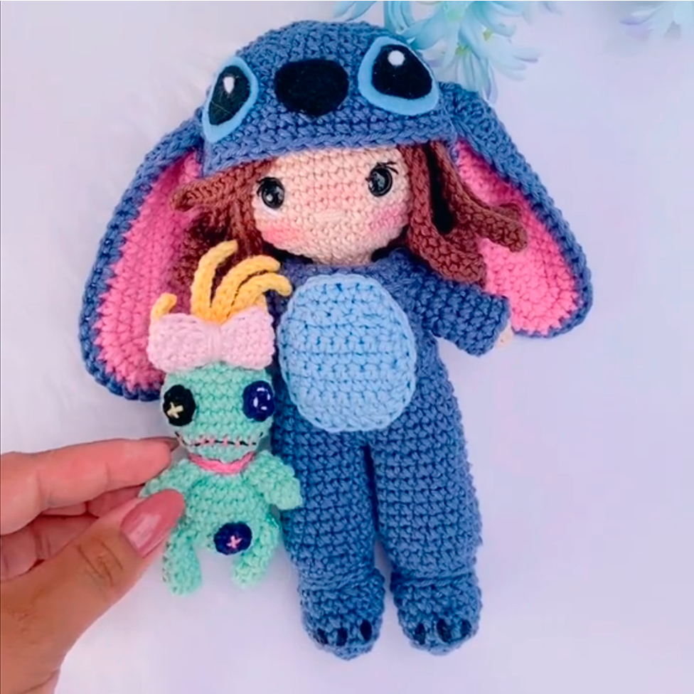 Conjunto feito em CrochêMenina Stitch e Boneca Shepa - Brinquedo Encantador Amigurumi
